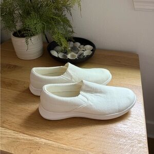 Merinos Women's Cream Slip-On Sneakers